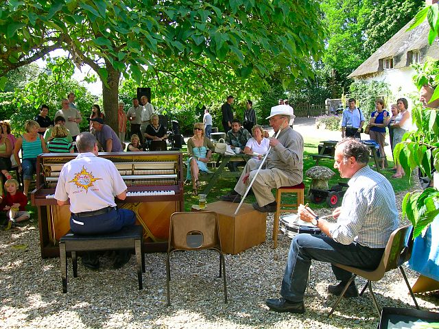 "Lazy Sunday Afternoon" - Boogie Woogie Piano in the warm sunshine and glorious gardens of Springhead