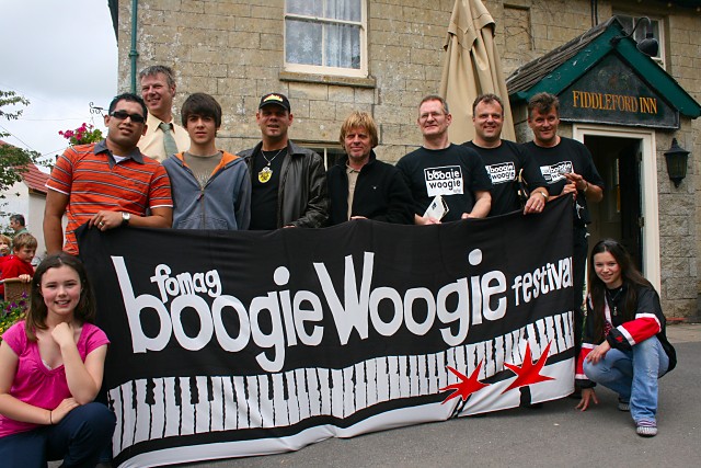 Group Banner Photo outside the Fiddleford Inn 