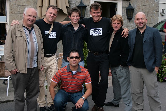 Group Photo outside the Fiddleford Inn