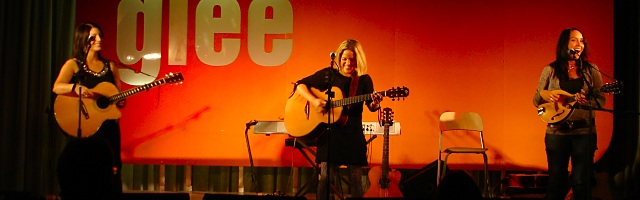 Hummingbird on stage : third concert of the Tour at the Cardiff Glee Club : Sunday 5th November, 2006