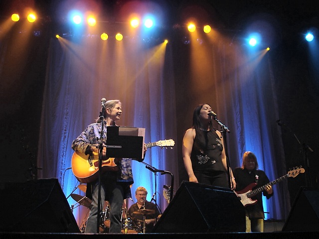 Edwina Hayes : With Nanci Griffith and her Blue Moon Orchestra - Birmingham Symphony Hall, April 2005