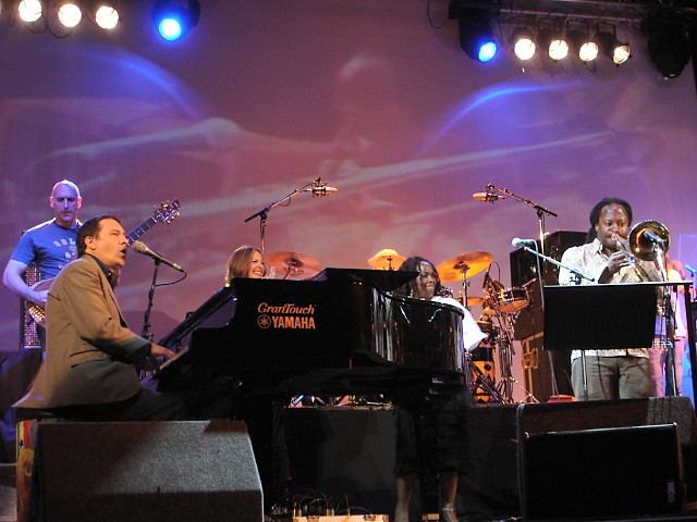 Winston Rollins : On stage with Jools Holland and his Rhythm & Blues Orchestra - Cheltenham, November 2005